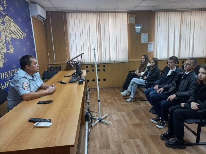 Юным журналистам Нязепетровска показали районное Отделение внутренних дел