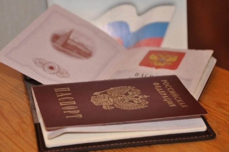 Сотрудники миграционного пункта Нязепетровска вручили жителю города паспорт прямо у него дома